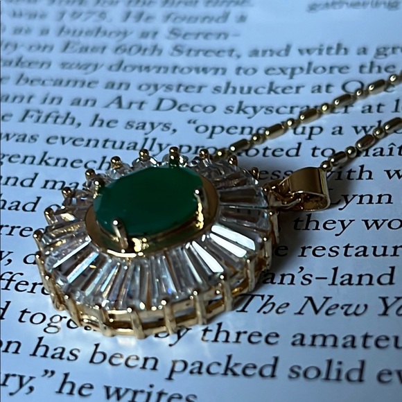 Elegant Gold and Green Pendant Necklace - Picture 5 of 11